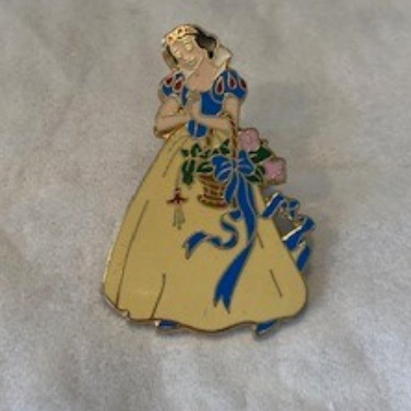 Vintage Disney Snow White Enamel Pin - Picture 1 of 3